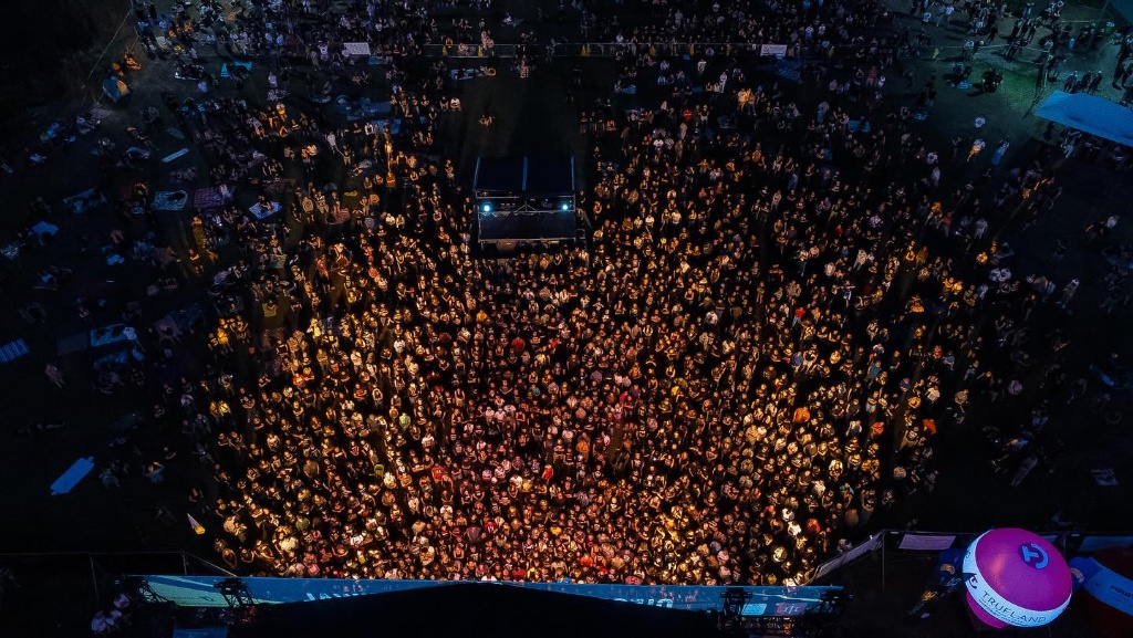 Tłum pod sceną z drona